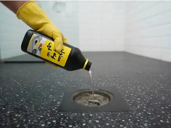 تصویر رفع گرفتگی کفشور حمام با محلول لوله بازکن